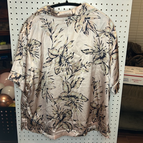 House of Harlow - Hawaiian Floral Pajama Set short sleeves and shorts Size 2x - Picture 3 of 9